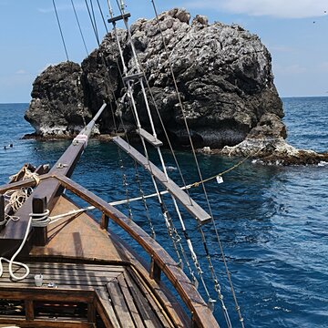 タイ湾最強のダイブサイト「セイルロック」完全ガイド！魚影の壁とジンベエザメに会える海の楽園 アイキャッチ画像
