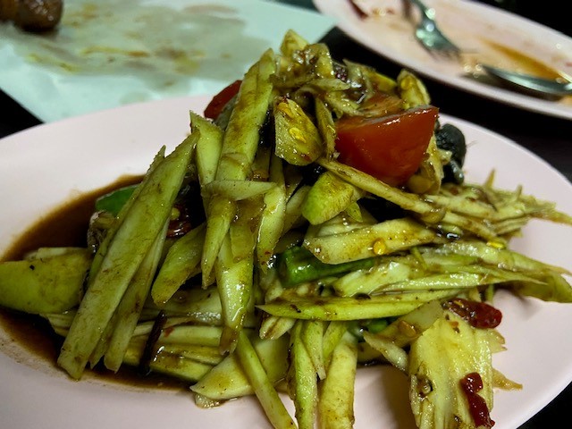代表的なイサン料理のソムタム